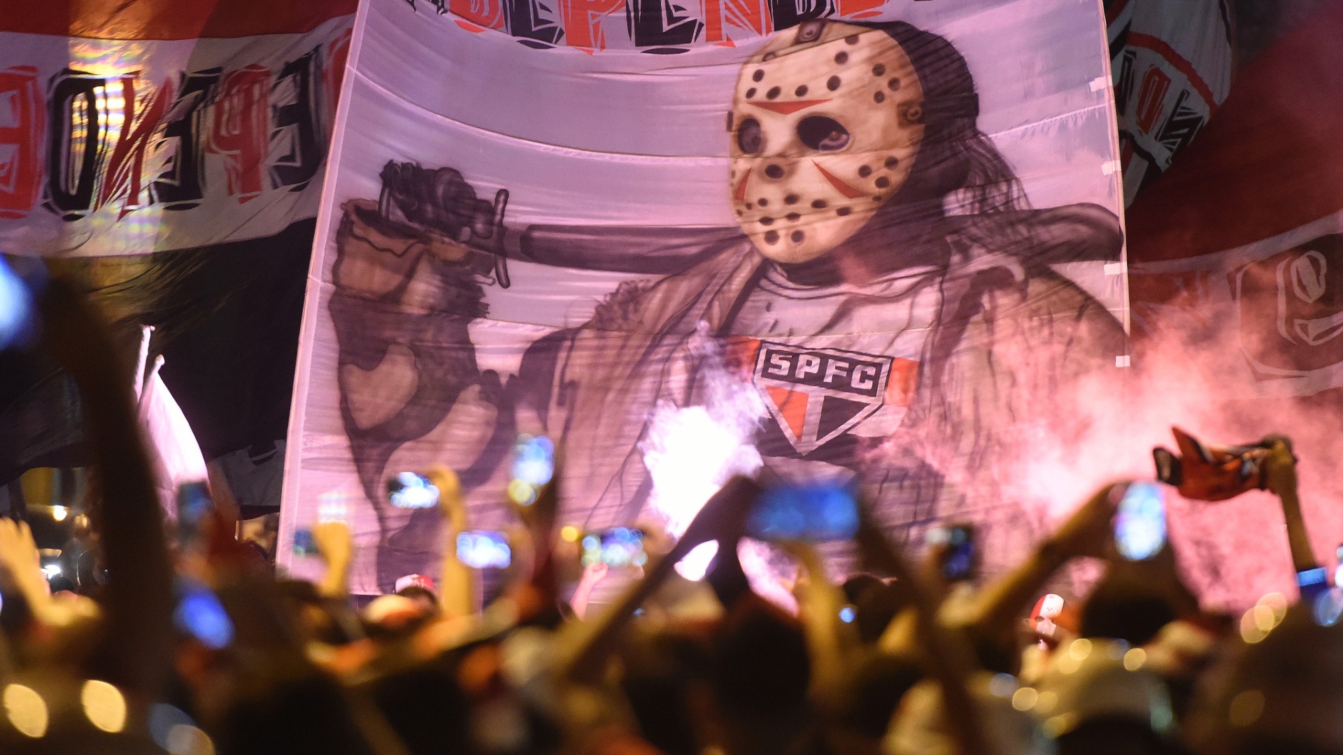 Torcedores do São Paulo exibem faixa com personagem Jason Voorhees nos arredores do Morumbi antes de jogo - Ricardo Matsukawa / UOL