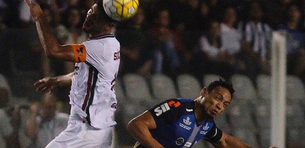 Gum, do Fluminense, disputa jogada contra Ricardo Oliveira, do Santos - NELSON PEREZ/FLUMINENSE F.C.