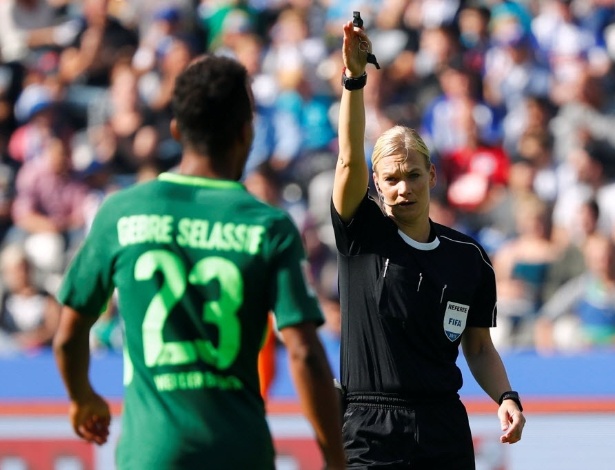 Na Bundesliga 2, uma arbitra expulsou um jogador, ao sair do campo ele  disse para ela