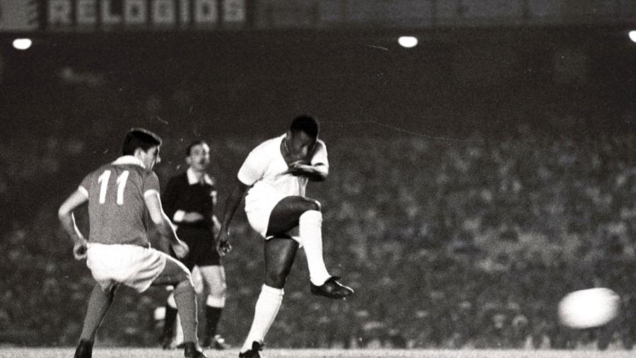 Pelé arrisca chute em Santos x Benfica no Mundial de 1962. Sportv usou imagens do Rei em campo sem autorização - Folha Imagem