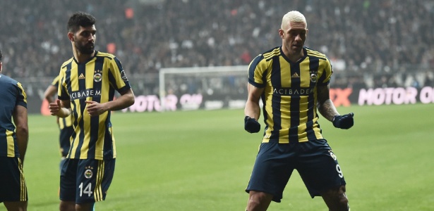 Fernandão celebra gol do Fenerbahce contra o Besiktas - AFP