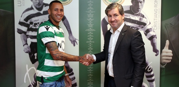Marco Túlio posa com Bruno de Carvalho, presidente do Sporting - Divulgação/Sporting