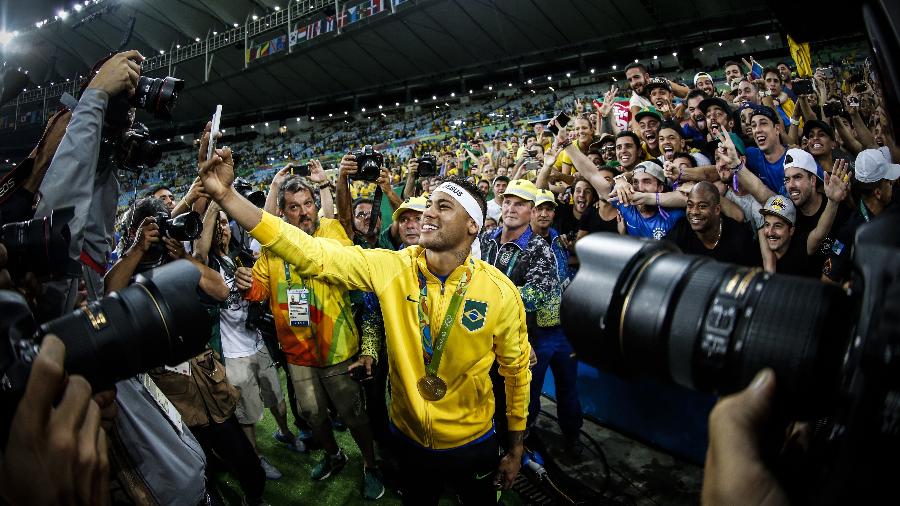 Jogador Neymar comemora a medalha de ouro olímpica no Maracanã na Olimpíada Rio 2016 - Lucas Lima/UOL