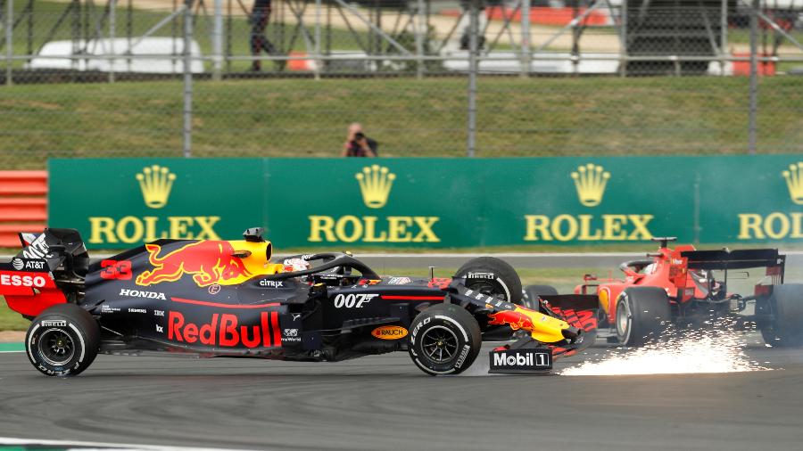 O carro de Verstappen subiu após a batida de Vettel em sua traseira - John Sibley/Reuters