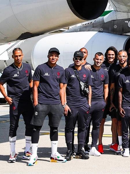 Neymar posa para fotos com time do PSG antes de embarque para a China - Reprodução