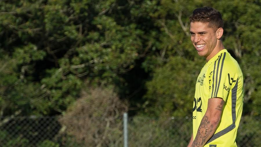 Cuéllar sorri durante treinamento do Flamengo; saída para a Arábia Saudita em pauta - Alexandre Vidal / Flamengo