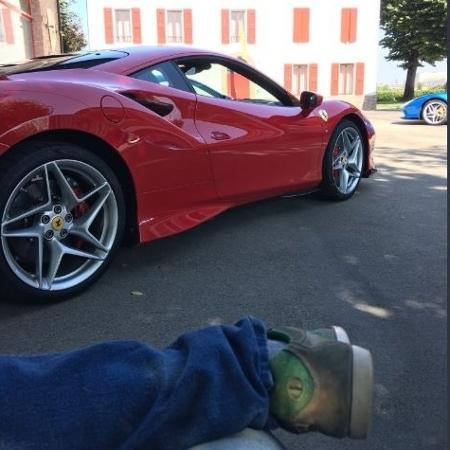 13.set.2019 - O piloto Luiz Razia mostra Ferrari em mensagem no Twitter - Reprodução/Twitter/luizrazia