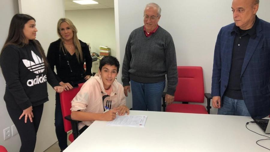 Enzo, filho de Fernandão, assina primeiro contrato profissional com o Inter - Divulgação/Marcelo Campos