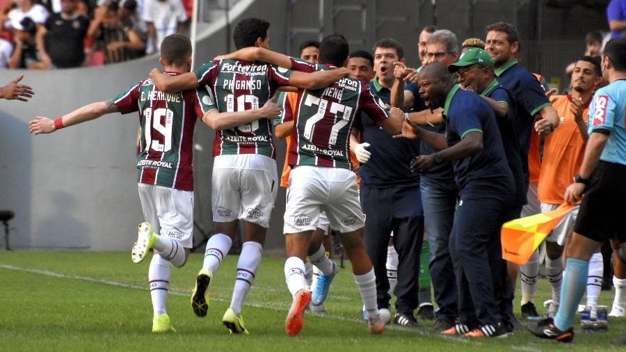 Jogadores e comissão técnica do Fluminense celebram gol contra o Corinthians, no Mané Garrincha - MAILSON SANTANA/FLUMINENSE FC