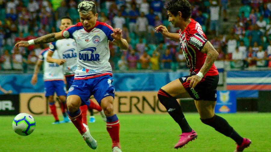 Alexandre Pato, do São Paulo, disputa a bola com Artur, do Bahia, em  - Jhony Pinho/AGIF