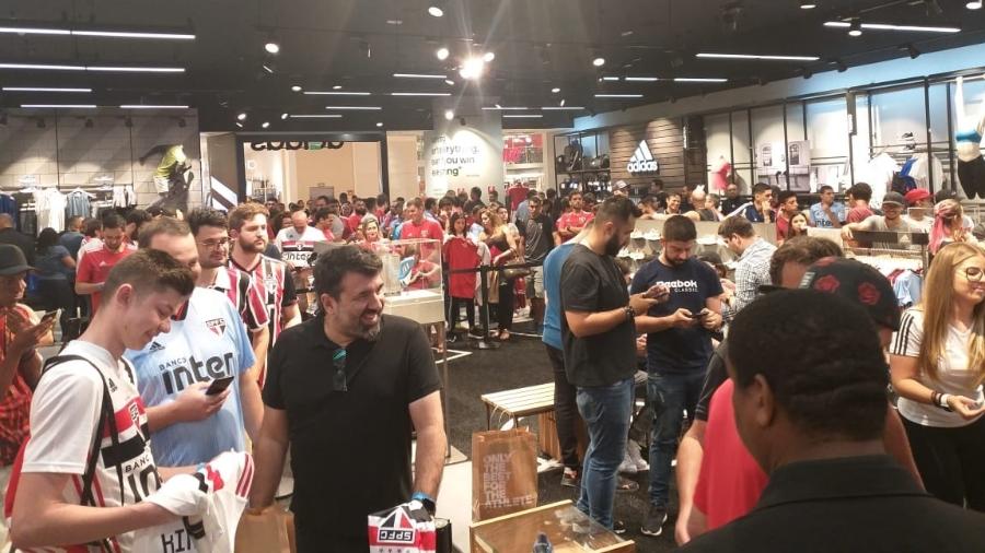 Loja da Adidas em shopping paulistano enche para evento com Daniel Alves - Diego Salgado/UOL