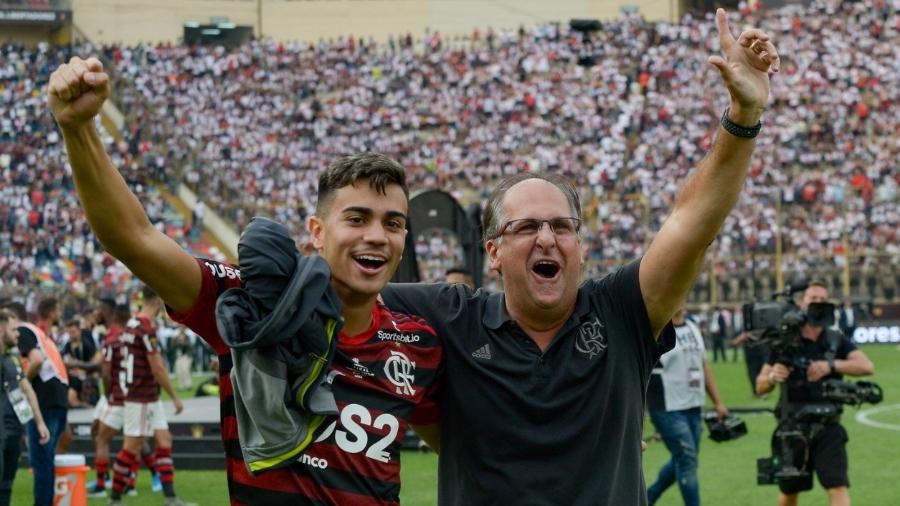 Reinier e dirigente Carlos Noval, do Flamengo,  festejam título em Lima  - Alexandre Vidal/Fla Imagem