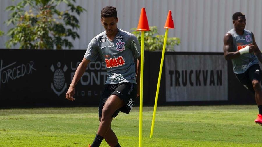 Pedrinho em ação em treino do Corinthians no CT Joaquim Grava na semana passada - Daniel Augusto Jr./Agência Corinthians
