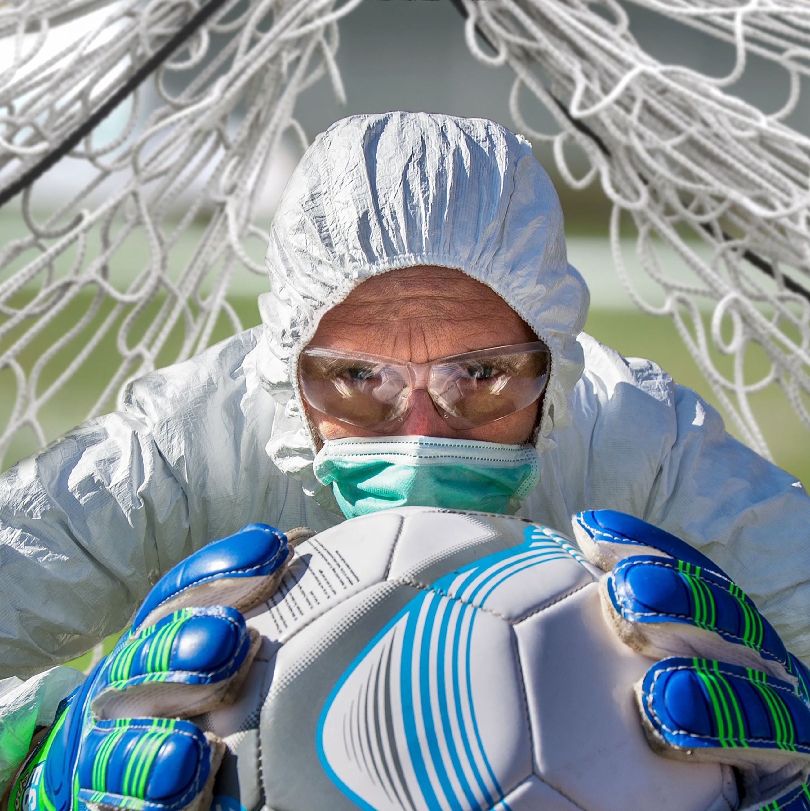 Foto Um homem se aproximando para pegar uma bola de futebol