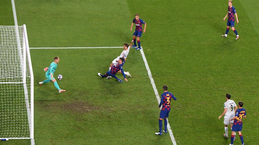 Thomas Muller completa cruzamento e faz o quarto gol do Bayern de Munique sobre o Barcelona - Michael Regan - UEFA
