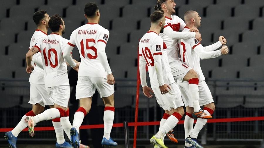 Jogadores da Turquia celebram o segundo gol da equipe sobre a Holanda - Photo by ANP Sport via Getty Images