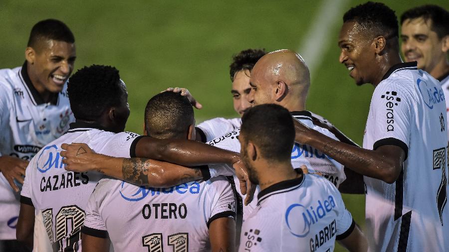 Jogadores do Corinthians comemoram gol durante a partida contra o Retrô-PE, pela Copa do Brasil - Thiago Ribeiro/AGIF