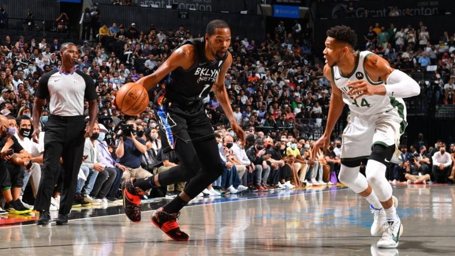 Kevin Durant e Giannis Antetokounmpo, em partida entre Brooklyn Nets e Milwaukee Bucks - Jesse D. Garrabrant/NBAE via Getty Images