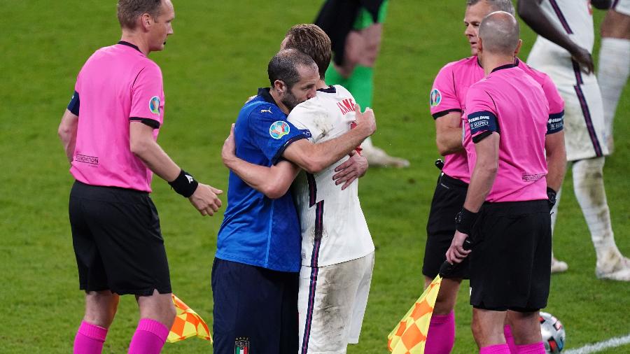 Harry Kane e Chiellini se abraçam após o empate no tempo normal entre Inglaterra e Itália - Mike Egerton/PA Images via Getty Images)