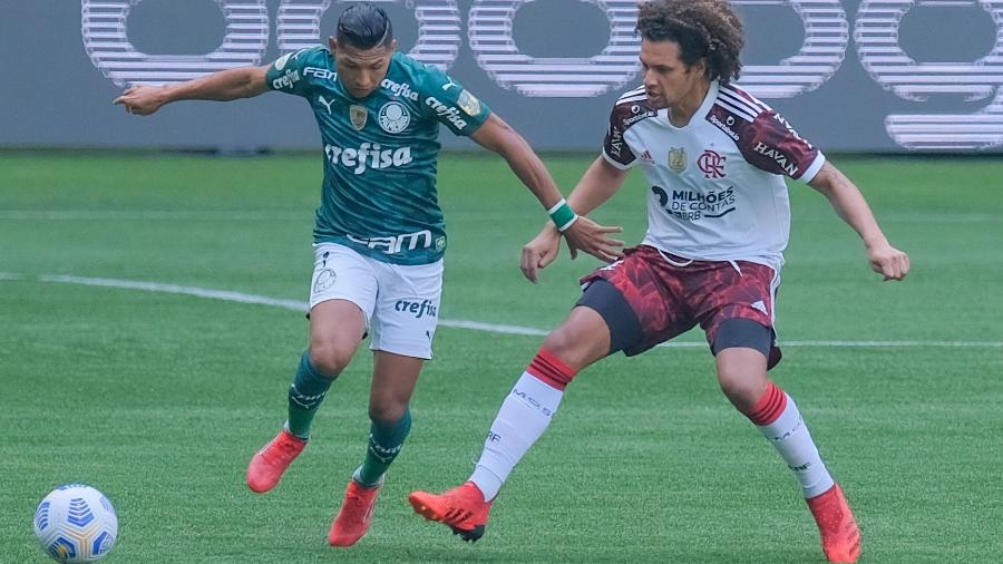 Rony e Willian Arão disputam lance em jogo entre Palmeiras e Flamengo - Marcello Zambrana/AGIF