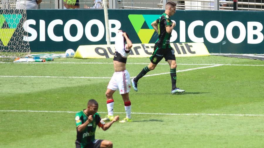 Alê, jogador do América-MG, comemora seu gol durante partida contra o Flamengo  - Fernando Moreno/AGIF