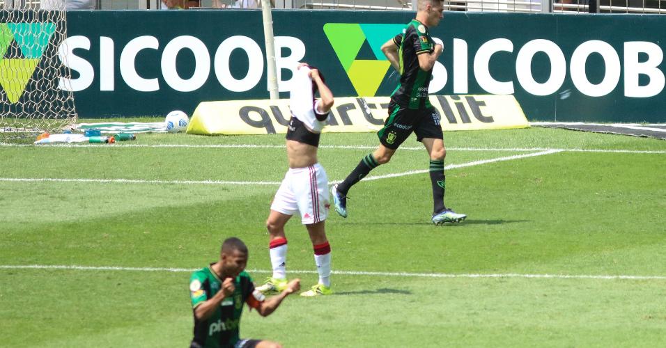 Alê, jogador do América-MG, comemora seu gol durante partida contra o Flamengo 