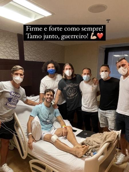 Jogadores do Flamengo visitam Rodrigo Caio no hospital - Reprodução/Instagram