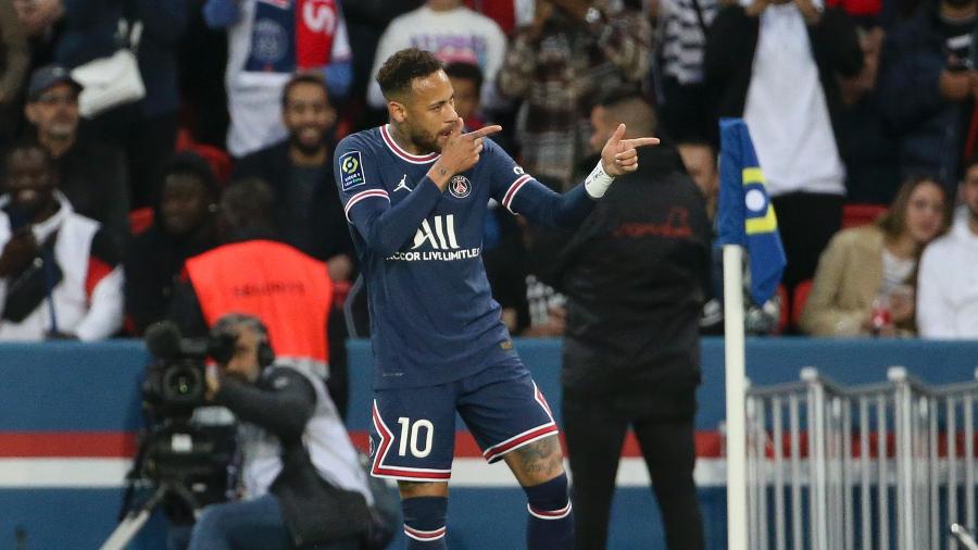 Neymar comemora gol marcado contra o Olympique de Marselha, no Campeonato Francês - John Berry/Getty Images