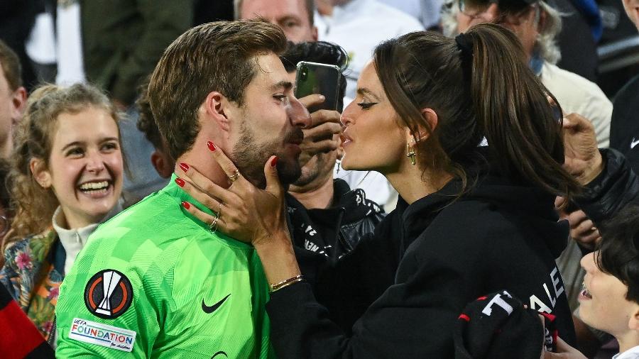 Kevin Trapp, goleiro do Eintracht Frankfurt, beija a modelo brasileira Izabel Goulart após classificação na Liga Europa contra o Barcelona - David Ramos/Getty Images