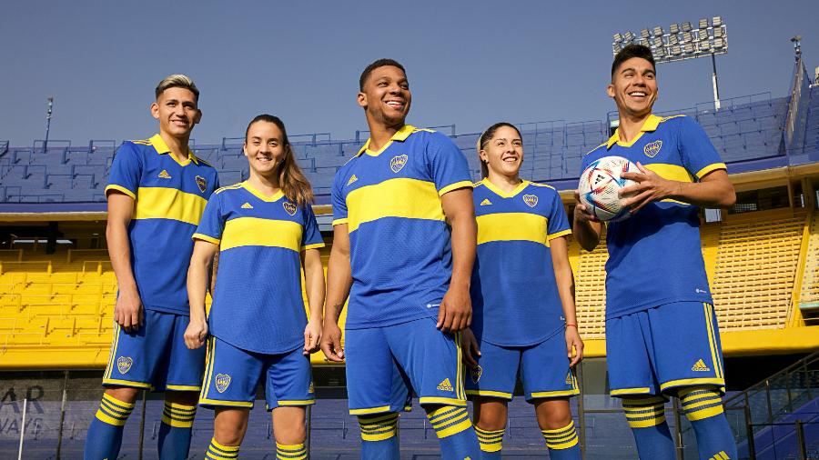 Jogadores e jogadoras do Boca posam com nova camisa, sem patrocínio - Divulgação CABJ