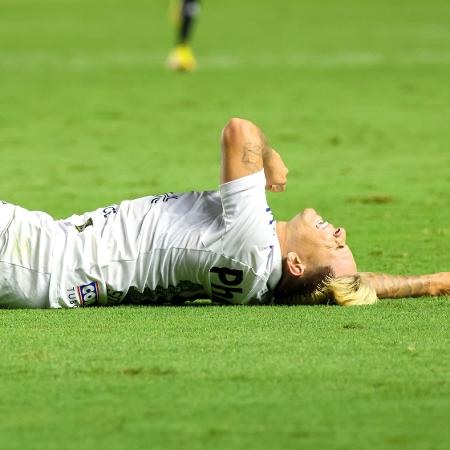 Soteldo se lesionou em Santos x Atlético-MG, jogo do Campeonato Brasileiro -  Fernanda Luz/AGIF