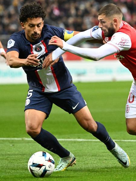 Marquinhos, zagueiro do PSG, disputa bola na partida contra o Reims, pelo Francês - DENIS CHARLET / AFP