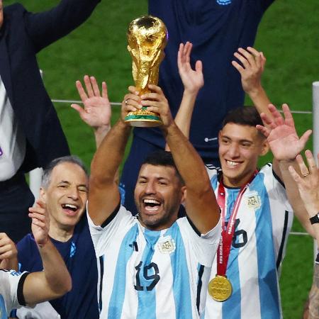 Aguero segura taça da Copa do Mundo após vitória da Argentina sobre a França nos pênaltis - Paul Childs/Reuters