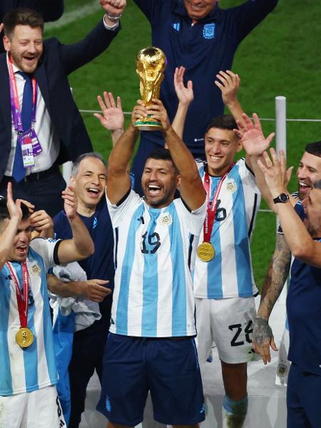 Aguero segura taça da Copa do Mundo após vitória da Argentina sobre a França. - Paul Childs/Reuters
