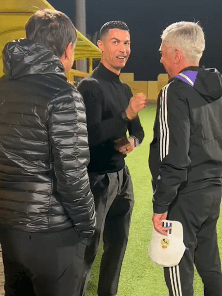 Cristiano Ronaldo conversando com o técnico Carlo Ancelotti ao visitar treino do Real na Arábia - Reprodução/Twitter