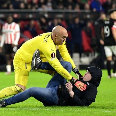 poki futebol Goleiro do Sevilla é agredido por torcedor durante partida da  Liga Europa