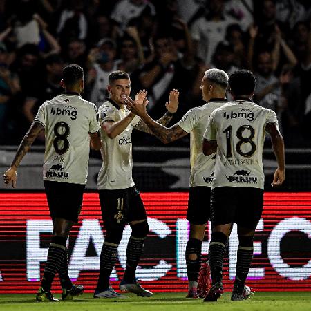 Jogadores do Vasco comemoram gol de Gabriel Pec sobre o Bangu no Campeonato Carioca  - Thiago Ribeiro/AGIF