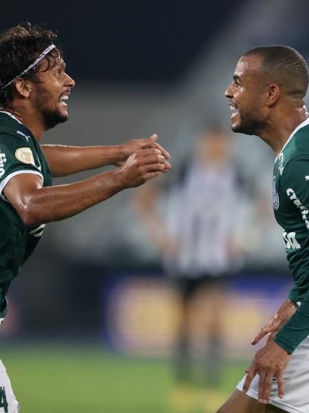 Gustavo Scarpa e Mayke comemoram gol do Palmeiras em partida no ano passado. - SERGIO MORAES/REUTERS