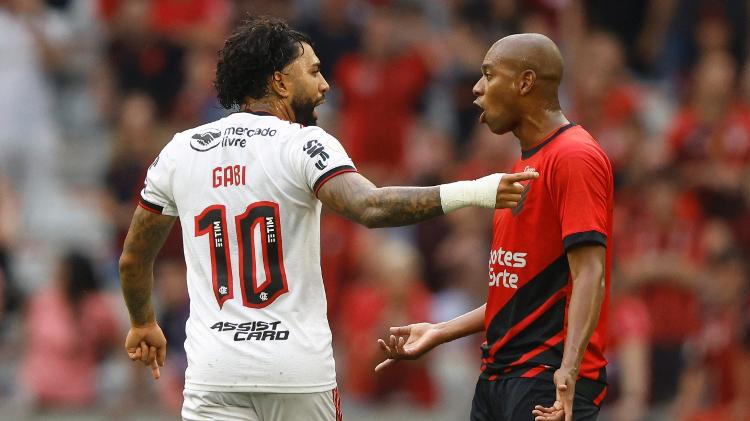 Gabigol, do Flamengo, e Fernandinho, do Athletico-PR, discutem durante jogo do Brasileirão - Rodolfo Buhrer/Reuters - Rodolfo Buhrer/Reuters