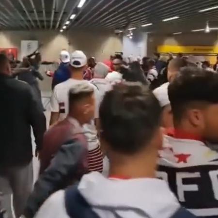 Torcedores do São Paulo e do Vasco brigaram em uma estação de metrô - Reprodução