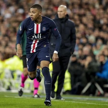 Mbappé em ação durante jogo do PSG com técnico Zidane, na época do Real Madrid, ao fundo - Soccrates Images/Getty Images