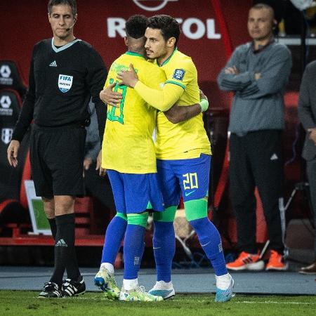 Raphael Veiga entra no lugar de Neymar durante partida entre Brasil e Peru