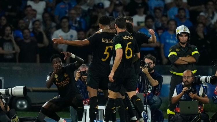 Bellingham, do Real Madrid, comemora gol marcado contra o Napoli pela Liga dos Campeões