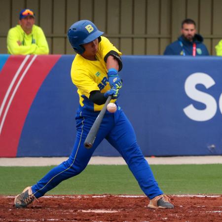 Felipe Mitsuro, do Brasil, em ação na final do beisebol no Pan 2023