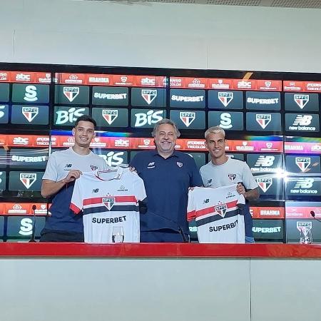 Bobadilla e Ferreirinha posam com a camisa do São Paulo ao lado do presidente Julio Casares