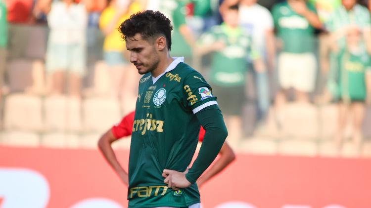 Raphael Veiga, do Palmeiras, desperdiçou um pênalti contra o Athletico-PR, pelo Brasileirão