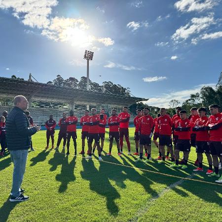 Presidente do Inter se reúne com jogadores no campo da PUC-RS, onde o clube voltou a treinar