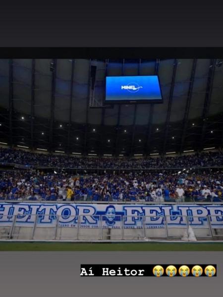 Torcida do Cruzeiro exibe faixa em homenagem a menino morto em chacina em Minas Gerais