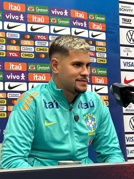 Bruno Guimarães concede entrevista coletiva com a seleção brasileira