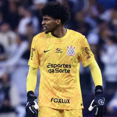 Hugo Souza, goleiro do Corinthians, durante jogo contra o Grêmio, pela Copa do Brasil